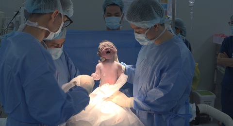 Bệnh viện Quốc tế Mỹ chào đón công dân 'Rồng vàng'- Ảnh 4. Bé trai nặng 3,8kg chào đời khỏe mạnh và bình an trong niềm hân hoan của đội ngũ y bác sĩ và gia đình.