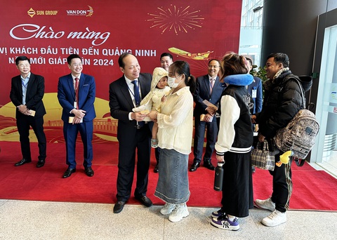 298 khách du lịch từ Hàn Quốc xông đất Quảng Ninh- Ảnh 2. Lãnh đạo huyện Vân Đồn, tỉnh Quảng Ninh chào đón những hành khách đầu tiên xông đất sân bay quốc tế Vân Đồn mùng 1 Tết Nguyên đán - Ảnh: T. DƯƠNG