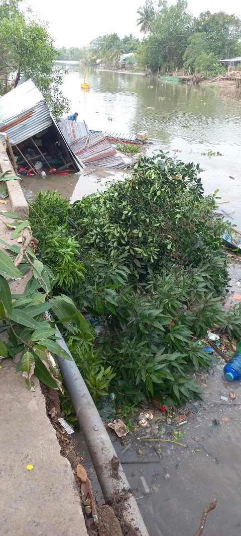 Mùng 1 Tết, chủ tịch Cần Thơ thăm, động viên hộ dân bị sạt lở- Ảnh 2. Vụ sạt lở tại khu vực Thới Bình, phường Thới An Đông - Ảnh: Ban Chỉ huy Phòng thủ dân sự - Phòng chống thiên tai và tìm kiếm cứu nạn quận Bình Thủy