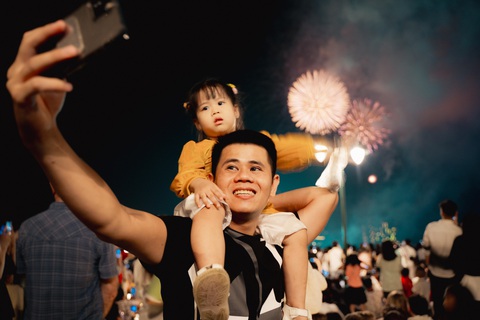 Mãn nhãn pháo hoa giao thừa ba miền Tết Việt- Ảnh 7. Anh Huy cùng con gái chụp hình khoảnh khắc giao thừa - Ảnh: THANH HIỆP