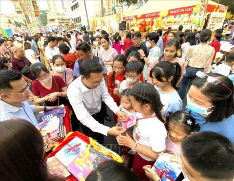 TP.HCM mừng tuổi hơn 16.000 cuốn sách cho bạn đọc- Ảnh 2. Trong các chuỗi hoạt động diễn ra tại lễ hội Đường sách Tết Giáp Thìn 2024, chiều 10-2 (mùng 1 Tết), Sở Thông tin và Truyền thông TP.HCM chủ trì tổ chức chương trình “Lì xì sách Tết” với 16.000 quyển sách đến bạn đọc, du khách trong ngày khai xuân đầu năm. Đây là một điểm nhấn mới và là một nét đẹp văn hóa của lễ hội đường sách năm nay - Ảnh: TTXVN