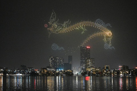 Mãn nhãn pháo hoa giao thừa ba miền Tết Việt- Ảnh 18. Drone rực sáng bầu trời Hà Nội - Ảnh: HỒNG QUANG