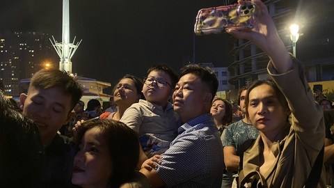 Mãn nhãn pháo hoa giao thừa ba miền Tết Việt- Ảnh 3. Người dân TP.HCM xem bắn pháo hoa tại công viên bến Bạch Đằng - Ảnh: TỰ TRUNG