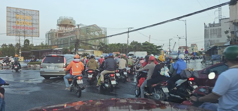 Mùng 1 triều cường dâng cao gây kẹt xe tại ngã ba Trung Lương- Ảnh 3. Triều cường dâng cao tại khu vực nhà hàng Trung Lương - Ảnh: A.X