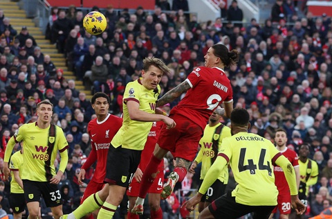 Mất nhiều trụ cột vì cúm, Liverpool vẫn lấy lại ngôi đầu từ tay Man City- Ảnh 4. Pha đánh đầu ấn định tỉ số của Nunez - Ảnh: REUTERS