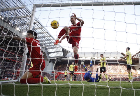 Mất nhiều trụ cột vì cúm, Liverpool vẫn lấy lại ngôi đầu từ tay Man City- Ảnh 3. Tình huống ghi bàn của Diaz - Ảnh: REUTERS
