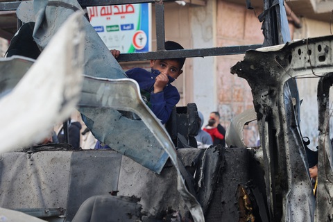 Một cậu bé người Palestine tại hiện trường vụ xe cảnh sát bị phá hủy trong vụ pháo kích của Israel ở TP Rafah, miền nam Gaza - Ảnh: AFP Một cậu bé người Palestine tại hiện trường vụ xe cảnh sát bị phá hủy trong vụ pháo kích của Israel ở TP Rafah, miền nam Gaza - Ảnh: AFP
