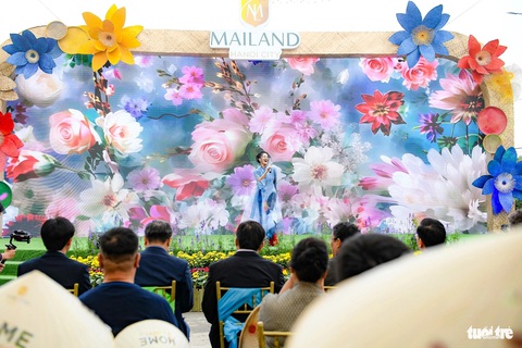Ca sĩ Hồng Nhung dành tặng các vị khách quốc tế những ca khúc về mùa xuân - Ảnh: NAM TRẦN Ca sĩ Hồng Nhung dành tặng các vị khách quốc tế những ca khúc về mùa xuân - Ảnh: NAM TRẦN