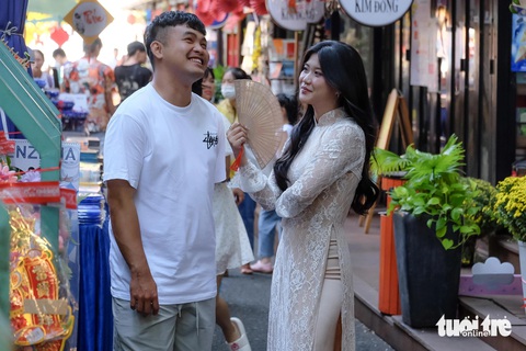Đi cà phê bệt gần nhà thờ Đức Bà, dạo Đường sách ngày mùng 2 Tết- Ảnh 10. Càng về trưa, Đường sách TP.HCM (quận 1) càng đông đúc. Nhiều bạn trẻ đến đây tham quan, chụp ảnh đầu năm