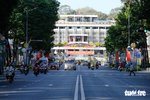 Đi cà phê bệt gần nhà thờ Đức Bà, dạo Đường sách ngày mùng 2 Tết- Ảnh 1. Đường Lê Duẩn (quận 1) hướng về Dinh Độc Lập vắng vẻ sáng mùng 2 Tết