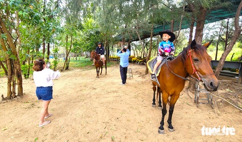 Khi vừa di chuyển qua khu vực soát vé du khách có thể trải nghiệm hoạt động cưỡi ngựa này - Ảnh: NGUYỄN HOÀNG Ngay khi đi qua khu vực soát vé, du khách có thể trải nghiệm hoạt động cưỡi ngựa này
