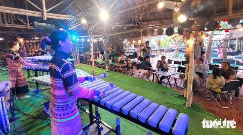 Sự hòa quyện giữa âm thanh lúc trầm bổng, lúc réo rắt của đàn đá hòa cùng âm thanh của gió biển mùa xuân khiến du khách vô cùng thích thú - Ảnh: NGUYỄN HOÀNG Sự hòa quyện giữa âm thanh lúc trầm bổng, lúc réo rắt của đàn đá hòa cùng âm thanh của gió biển mùa xuân khiến du khách vô cùng thích thú