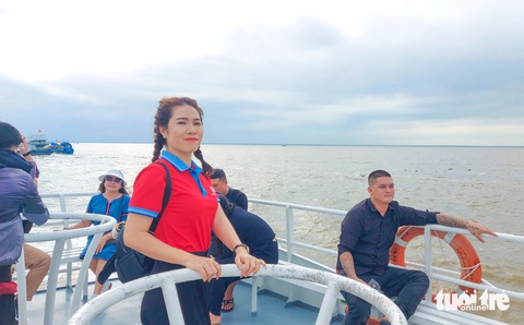Tàu cao tốc giảm giá vé, du khách thỏa sức khám phá biển, đảo Kiên Giang- Ảnh 4. Đi tàu cao tốc ra Hòn Sơn, Nam Du và Phú Quốc, khách du lịch chụp ảnh kỷ niệm bên biển đảo Tây Nam Tổ quốc - Ảnh: CHÍ CÔNG