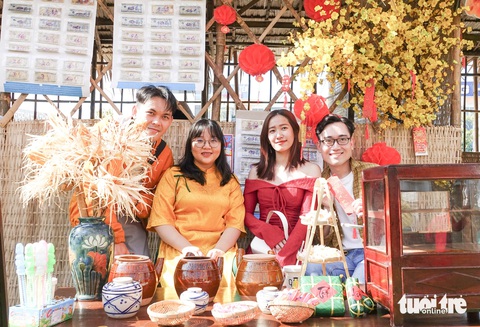 Tàu cao tốc giảm giá vé, du khách thỏa sức khám phá biển, đảo Kiên Giang- Ảnh 3. Khách du lịch chụp ảnh bên các tiểu cảnh quê, mái nhà tranh, cảm nhận không khí Tết quê - Ảnh: CHÍ CÔNG