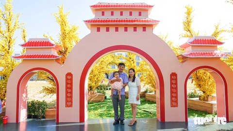 Tàu cao tốc giảm giá vé, du khách thỏa sức khám phá biển, đảo Kiên Giang- Ảnh 2. Khách du lịch, người dân địa phương chụp ảnh bên tiểu cảnh Cổng Tam Quan - biểu tượng của Kiên Giang - Ảnh: CHÍ CÔNG