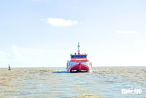 Tàu cao tốc giảm giá vé, du khách thỏa sức khám phá biển, đảo Kiên Giang- Ảnh 1. Tàu cao tốc từ đất liền đi Phú Quốc hiện giảm giá vé để phục vụ khách đi du lịch, khám phá biển đảo Kiên Giang - Ảnh: CHÍ CÔNG