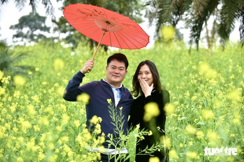 Vợ chồng anh Quốc Hội thích thú khi có được những bức ảnh đẹp ngày đầu năm mới - Ảnh: T.T.D. Vợ chồng anh Quốc Hội thích thú khi có được những bức ảnh đẹp ngày đầu năm mới