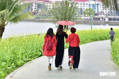 Du khách và người dân đi dạo, tập thể dục trên con đường vòng quanh công viên Văn Lang - Ảnh: T.T.D. Du khách và người dân đi dạo, tập thể dục trên con đường vòng quanh công viên Văn Lang