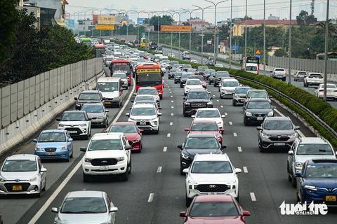 Người Hà Nội ùn ùn rời thành phố đi du xuân, cửa ngõ ùn tắc hàng km- Ảnh 1. Hàng ô tô ùn dài tại cửa ngõ phía nam Hà Nội sáng mùng 2 Tết
