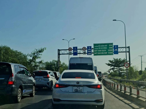 Người dân TP.HCM bắt đầu du xuân, đường dẫn cao tốc ùn ứ mùng 2 Tết- Ảnh 1. Xe ùn ứ gần nút giao An Phú, hướng về tỉnh Đồng Nai, ngày 11-2 - Ảnh: MAI THỨC