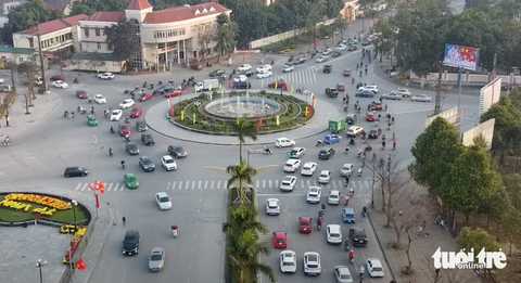 Sau Hà Nội và TP.HCM, Nghệ An xếp thứ ba về mua ô tô nhiều nhất cả nước- Ảnh 1. Ô tô chạy vào giờ cao điểm ở trung tâm TP Vinh - Ảnh: DOÃN HÒA
