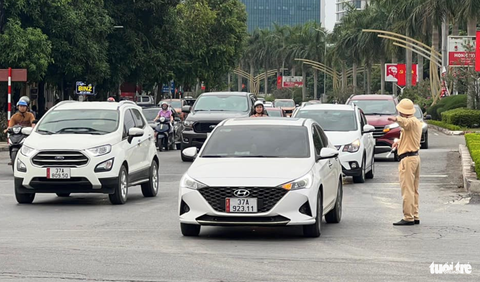 Sau Hà Nội và TP.HCM, Nghệ An xếp thứ ba về mua ô tô nhiều nhất cả nước- Ảnh 3. Lực lượng cảnh sát giao thông TP Vinh phân luồng tránh ùn tắc giao thông - Ảnh: DOÃN HÒA