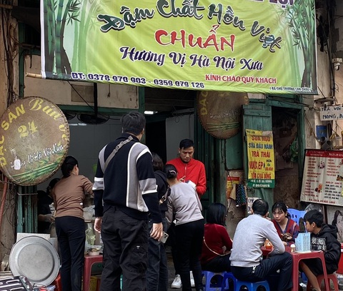 Nhiều quán cà phê, hàng ăn ở Hà Nội mở hàng đầu xuân: giá giữ nguyên, không phụ thu- Ảnh 2. Quán bún ốc trên phố Lê Lợi (quận Hà Đông - Hà Nội)
