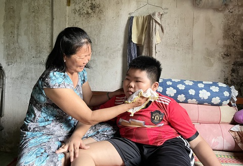 Lì xì hay đồ mới không có cũng không sao, chỉ mong được đi học mỗi ngày- Ảnh 3. Mọi sinh hoạt cá nhân của hai anh em đều được mẹ làm thay - Ảnh: LAN NGỌC