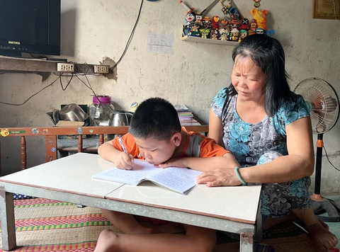 Lì xì hay đồ mới không có cũng không sao, chỉ mong được đi học mỗi ngày- Ảnh 2. Bé Minh Hưng siêng năng rèn chữ viết mỗi ngày dù bé viết chậm do tay bị hạn chế khả năng vận động - Ảnh: LAN NGỌC