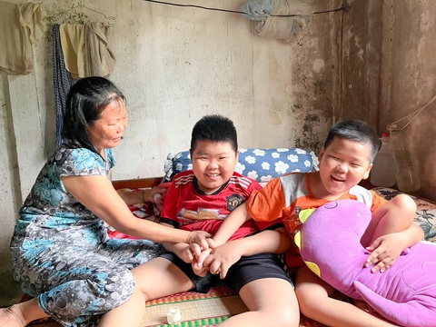 Lì xì hay đồ mới không có cũng không sao, chỉ mong được đi học mỗi ngày- Ảnh 1. Nụ cười tươi của hai bé khi có mẹ đồng hành trong suốt những năm qua khi đến trường - Ảnh: LAN NGỌC
