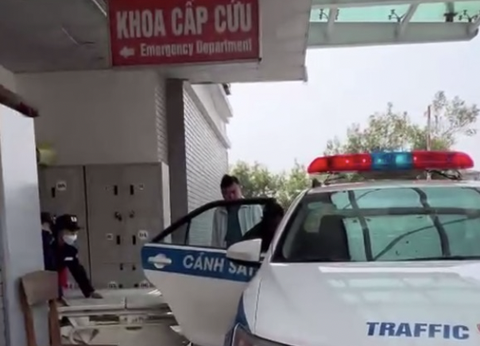Phát hiện người bị đột quỵ sáng mùng 2 Tết, CSGT dùng xe chuyên dụng đưa đi cấp cứu kịp thời- Ảnh 1. Cảnh sát dùng xe chuyên dụng đưa người đàn ông bị đột quỵ đi cấp cứu - Ảnh: Công an cung cấp