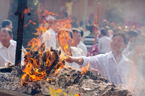 Người dân đốt vàng mã tại một chùa ở Bình Dương - Ảnh: TIẾN THÀNH Người dân đốt vàng mã tại một chùa ở Bình Dương - Ảnh: TIẾN THÀNH