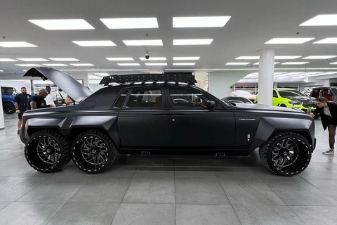 Rolls-Royce Phantom 'tận thế' độ off-road 6 bánh, không phải bán tải- Ảnh 2. Nếu nhìn từ góc ngang trực diện, thật sự khó lòng biết được nguyên mẫu của chiếc xe 6 bánh là Rolls-Royce Phantom - Ảnh: ALEXANDRE DANTON