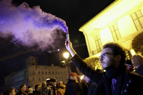 Biểu tình kêu gọi tổng thống từ chức ở Budapest, Hungary - Ảnh: REUTERS Biểu tình kêu gọi tổng thống từ chức ở Budapest, Hungary - Ảnh: REUTERS