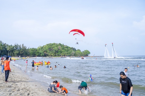 Tàu cao tốc giảm giá vé, du khách thỏa sức khám phá biển, đảo Kiên Giang- Ảnh 5. Mũi Nai ở TP Hà Tiên là điểm du lịch hút khách đến chơi Tết - Ảnh: KIM TRANG