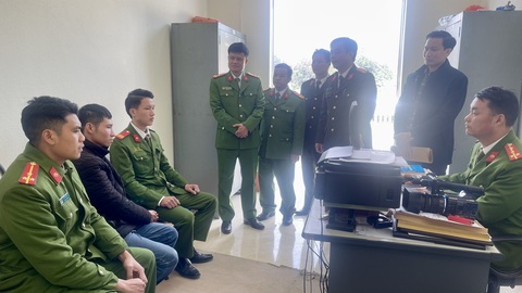 Bắt nghi phạm sát hại người đàn ông trong đêm 30 Tết- Ảnh 2. Phạm Văn Kiên (áo đen) tại cơ quan điều tra - Ảnh: Công an tỉnh Lào Cai