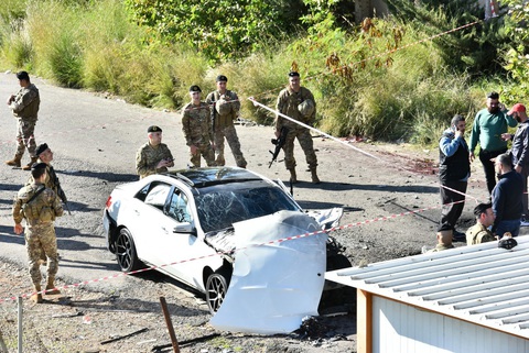 Binh sĩ Lebanon đứng gác xung quanh chiếc ô tô bị tấn công bằng UAV ở làng Jadra, ngày 10-2 - Ảnh: AFP Binh sĩ Lebanon đứng gác xung quanh chiếc ô tô bị tấn công bằng UAV ở làng Jadra, ngày 10-2 - Ảnh: AFP