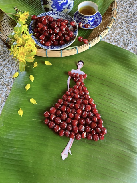Bộ sưu tập làm từ mứt Tết ‘có một không hai’ của Nguyễn Minh Công- Ảnh 6. Với đặc điểm tròn và mang sắc màu nổi bật của mứt chùm ruột, Nguyễn Minh Công đã sử dụng lối sắp xếp họa tiết lớn đến bé để trải dọc thân váy với những hạt mứt để tạo nên tổng thể hòa hợp như đính những viên hồng ngọc lên thiết kế.