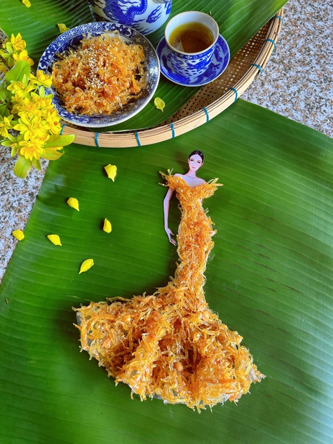 Bộ sưu tập làm từ mứt Tết ‘có một không hai’ của Nguyễn Minh Công- Ảnh 3. Dùng form váy đuôi cá để biến tấu món mứt gừng dẻo, Nguyễn Minh Công đã nâng cấp món bánh mứt trở thành thiết kế thời trang cao cấp. Với gam màu vàng nâu trong suốt, lấp lánh của mứt gừng dẻo, Nguyễn Minh Công đã tận dụng triệt để sắc độ tự nhiên và tính chất món bánh để tạo nên một chiếc đầm đuôi cá với chất liệu như thời trang cao cấp thực thụ.
