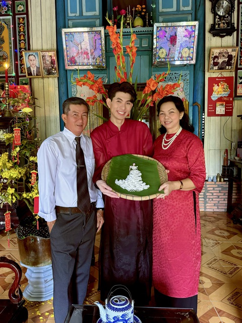 Là một người con của vùng đất miền Tây Nam bộ, Nguyễn Minh Công lớn lên với những văn hóa truyền thống mùa lễ hội cùng món mứt Tết được mẹ, bà, gia đình cùng nhau tự tay làm. Là một người con của vùng đất miền Tây Nam Bộ, Nguyễn Minh Công lớn lên với những văn hóa truyền thống mùa lễ hội cùng món mứt Tết được mẹ, bà, gia đình cùng nhau tự tay làm. Và lý do mà nhà thiết kế thực hiện bộ sưu tập mứt Tết này là để cùng gia đình giữ lại những nét đẹp văn hóa, ẩm thực của quê hương.