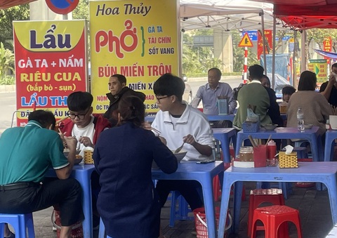 Nhiều quán cà phê, hàng ăn ở Hà Nội mở hàng đầu xuân: giá giữ nguyên, không phụ thu- Ảnh 1. Nhiều khách đi du xuân về vào thưởng thức tại quán bún, phở trên đường Tôn Đức Thắng - Ảnh: L.THANH