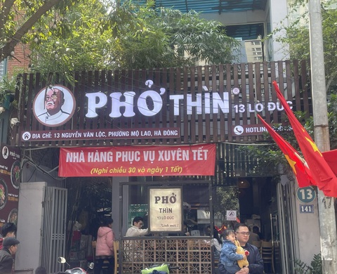 Nhiều quán cà phê, hàng ăn ở Hà Nội mở hàng đầu xuân: giá giữ nguyên, không phụ thu- Ảnh 3. Quán phở cũng treo biển phục vụ xuyên Tết - Ảnh: L.THANH