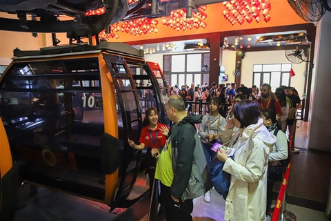 Du khách tưng bừng trẩy hội xuân tại Sun World Ba Na Hills- Ảnh 1. Du khách tại ga cáp treo lên đỉnh Bà Nà