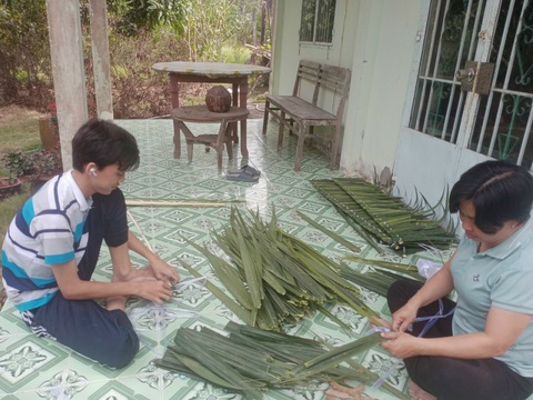 Cậu học trò lớp 11 làm Học chằm lá để dùng trang trí tiểu cảnh Tết.