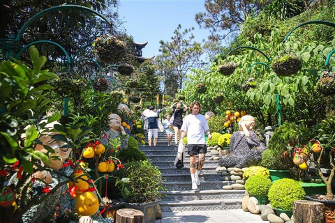 Du khách tưng bừng trẩy hội xuân tại Sun World Ba Na Hills- Ảnh 5. Khu tâm linh trên đỉnh Bà Nà những ngày này cũng luôn tấp nập, không chỉ khách Việt mà có rất nhiều khách nước ngoài cũng đi lễ để cầu bình an, may mắn trong năm mới.