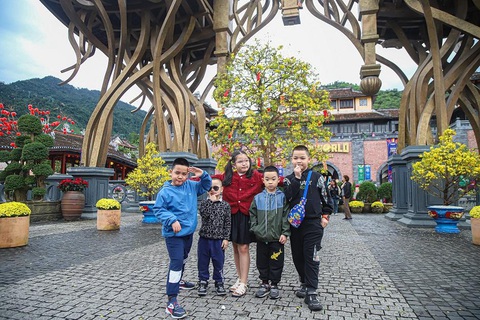 Du khách tưng bừng trẩy hội xuân tại Sun World Ba Na Hills- Ảnh 8. Những em bé cũng theo chân ông bà, ba mẹ nô nức trẩy hội xuân Bà Nà.