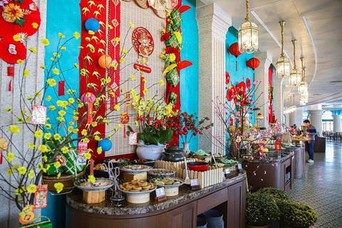Du khách tưng bừng trẩy hội xuân tại Sun World Ba Na Hills- Ảnh 9. Khu vực ẩm thực với các món ăn ngày Tết đậm đà bản sắc Việt