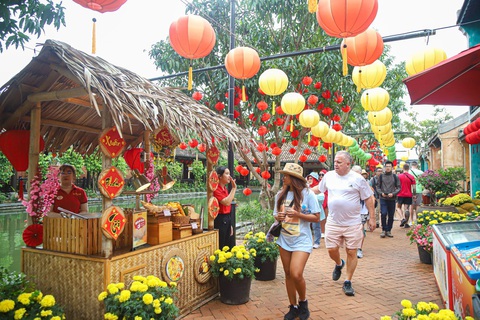 Không khí những ngày đầu xuân tại Đà Nẵng, Tây Ninh- Ảnh 2. Không gian văn hóa Tết cổ truyền Việt Nam với ẩm thực, trò chơi dân gian