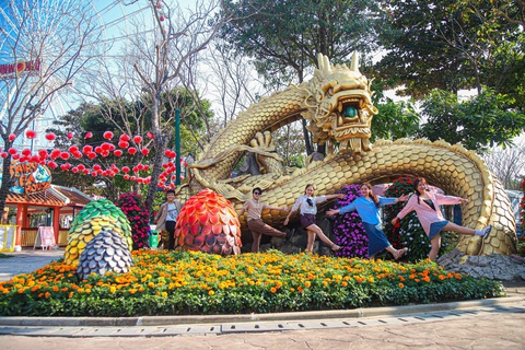 Không khí những ngày đầu xuân tại Đà Nẵng, Tây Ninh- Ảnh 4. Du khách check-in rồng vàng tại Công viên Châu Á - Asia Park