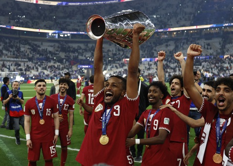 CĐV chỉ trích chung kết Asian Cup 2023 là 'tệ nhất từ trước đến nay'- Ảnh 2. Cầu thủ Qatar ăn mừng chức vô địch Asian Cup 2023 - Ảnh: REUTERS